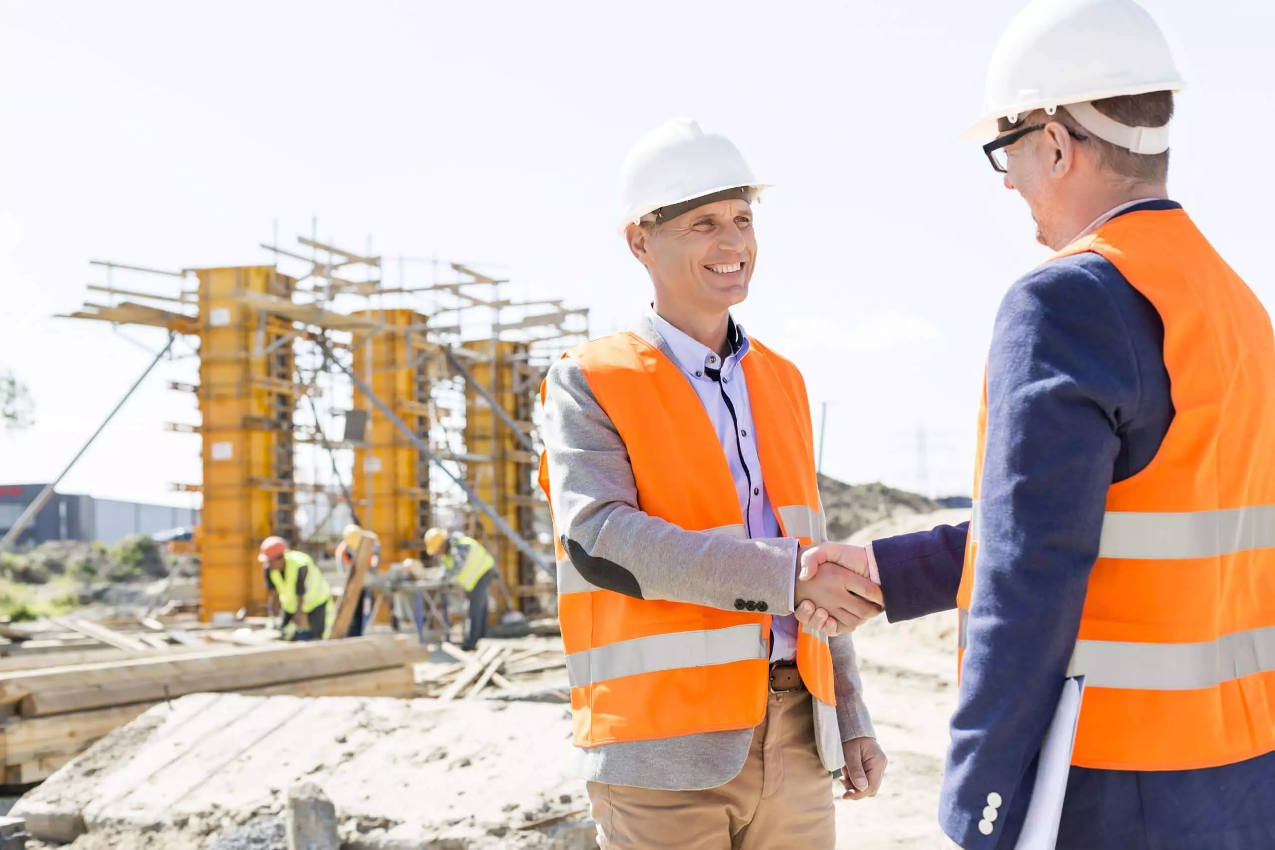 tradie shaking hands at construction for qbcc licence